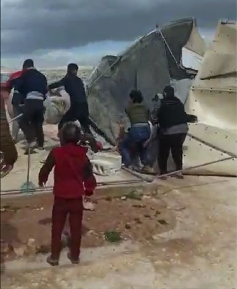İdlib kentinde yer alan Cisr el Şugur köyünde olumsuz hava koşulları nedeniyle çadır kentte çok sayıda çadır uçtu. Zor anlar yaşayan sakinler, çadırlarının uçmaması için büyük çaba sarf ederken, çok sayıda çadır kullanılamaz hale geldi.