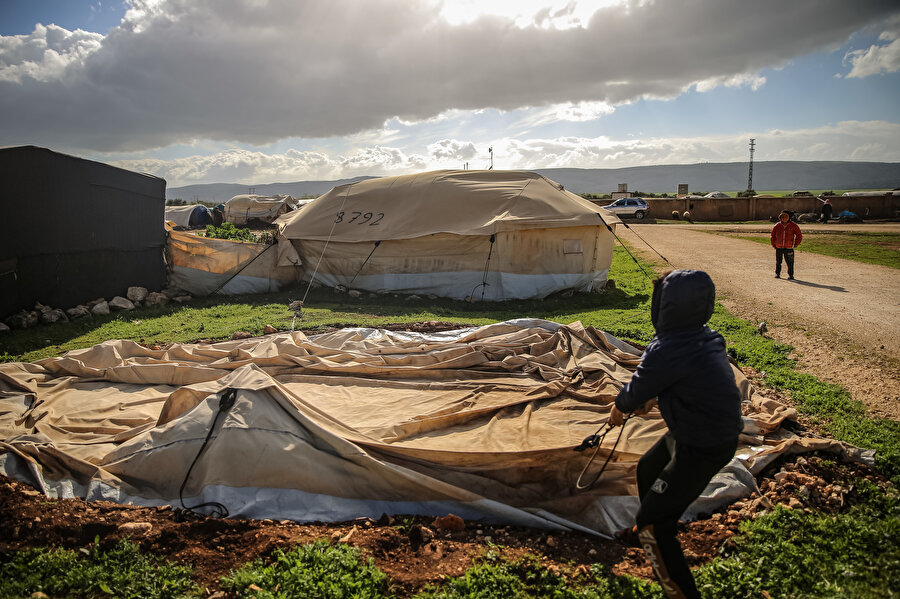 Fırtına nedeniyle İdlib’in Batente ve Kurin köylerinde bulunan kamp etrafındaki duvarların bir kısmı çadır sakinlerinin üzerine yıkıldı.