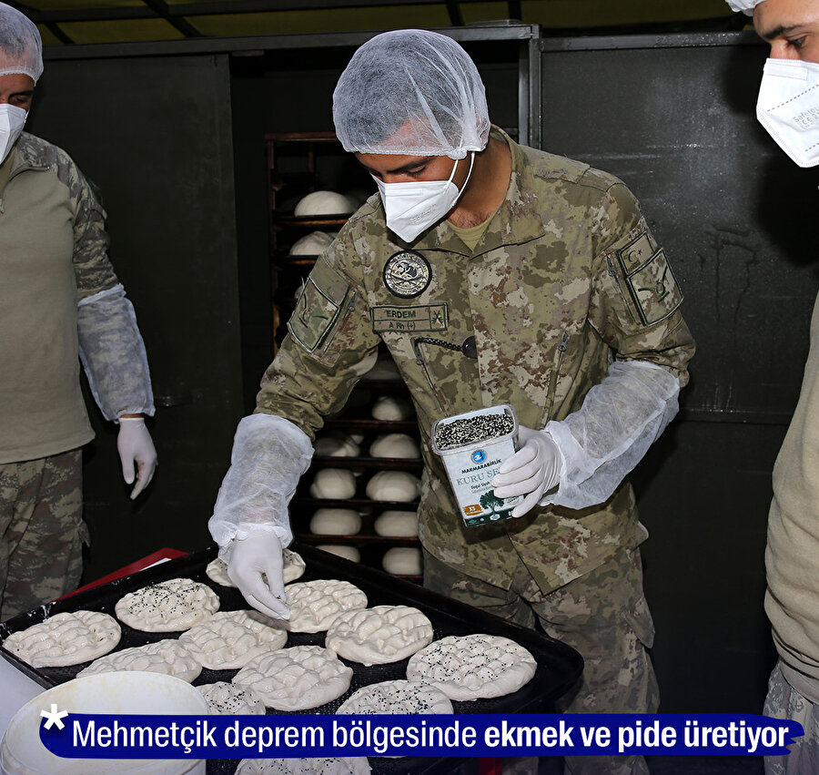 Mehmetçik deprem bölgesinde ekmek ve pide üretiyor