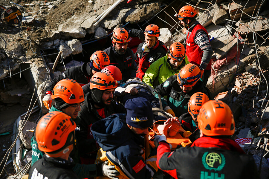 Herkes gibi şoka girmiş konuşamıyor, sadece bekliyorduk. Bundan sonraki ilk dört günü sizlere saati saatine anlatacağım.