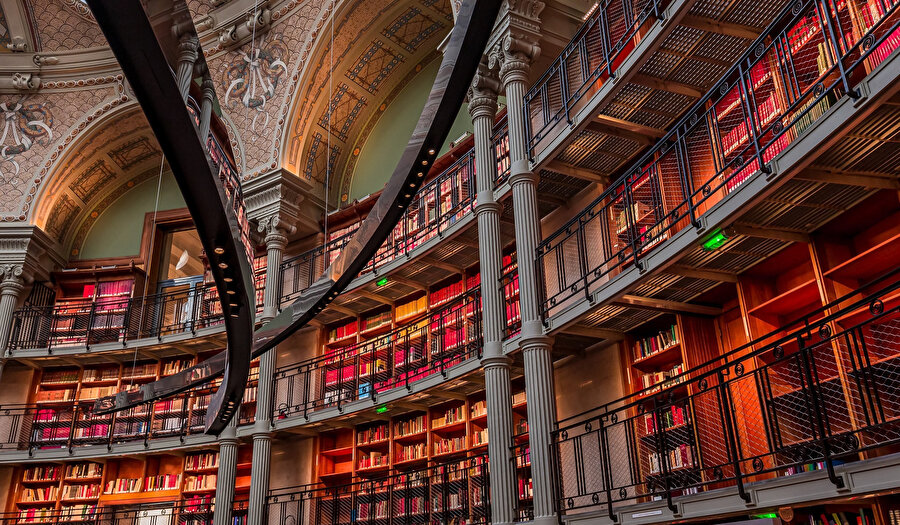 Fransa'da 3 asırdır ayakta olan Milli Kütüphane 40 milyon esere ev ...