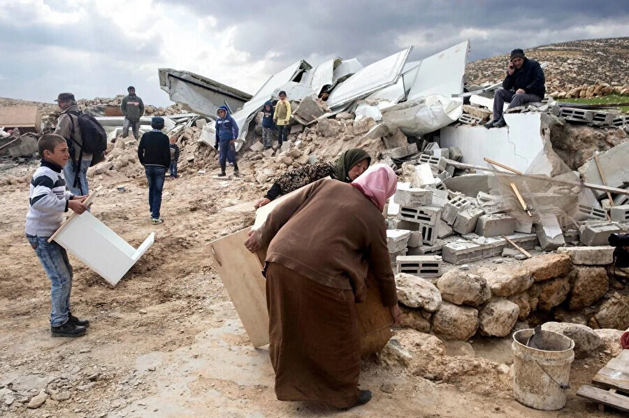 Şu ana kadar 214 defa yıkılan Arakib köyünün sakinleri, İsrail güçlerinin her yıkım işleminin ardından ahşap ve plastik malzemelerle evlerini yeniden inşa ederek direnişlerini sürdürüyor.