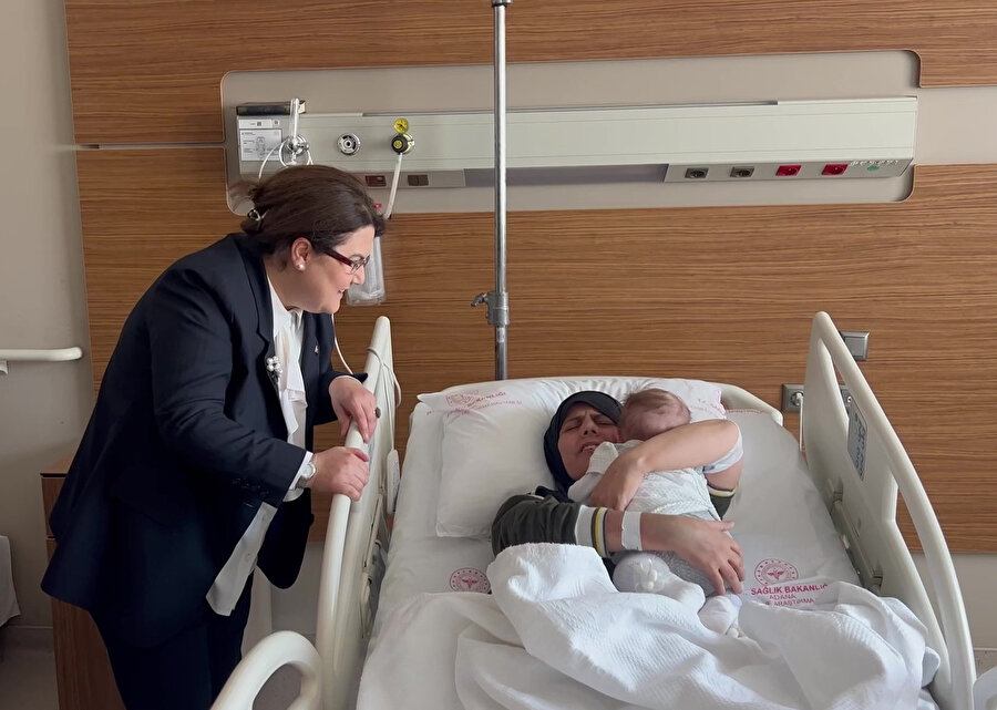 Depremden 128 saat sonra enkazdan kurtarılan bebek 54 gün sonra annesine kavuştu