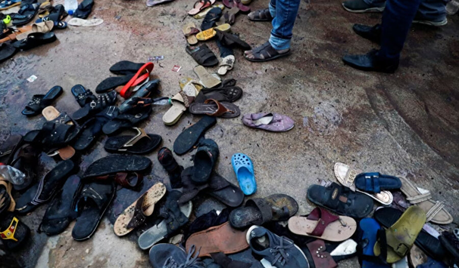 31 Mart'ta Karaçi'de meydana gelen ölümcül izdihamdan sonra geride kalan ayakkabılardan bir görüntüsüdür.