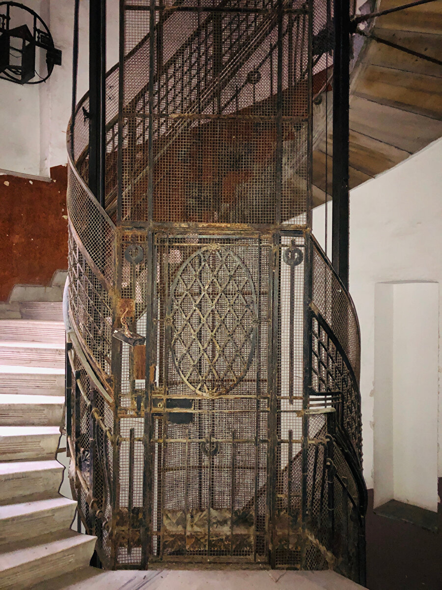 Botter Apartmanı, asansör.