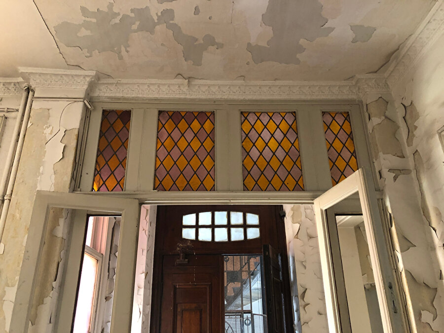 Botter Apartmanı üçüncü kattaki kapının üzerinde yer alan turuncu-pembe baklava desenleri.