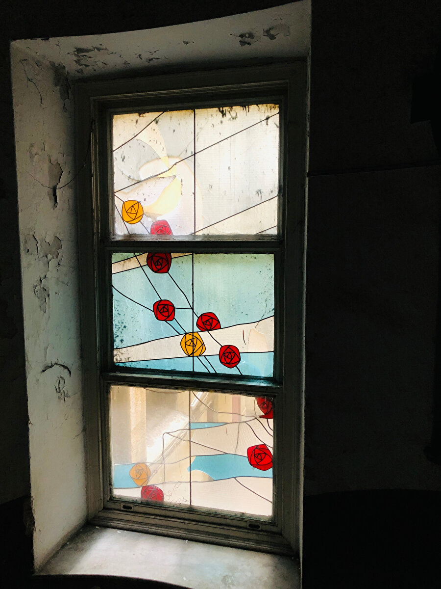 Botter Apartmanı, birinci kat penceresindeki vitray.