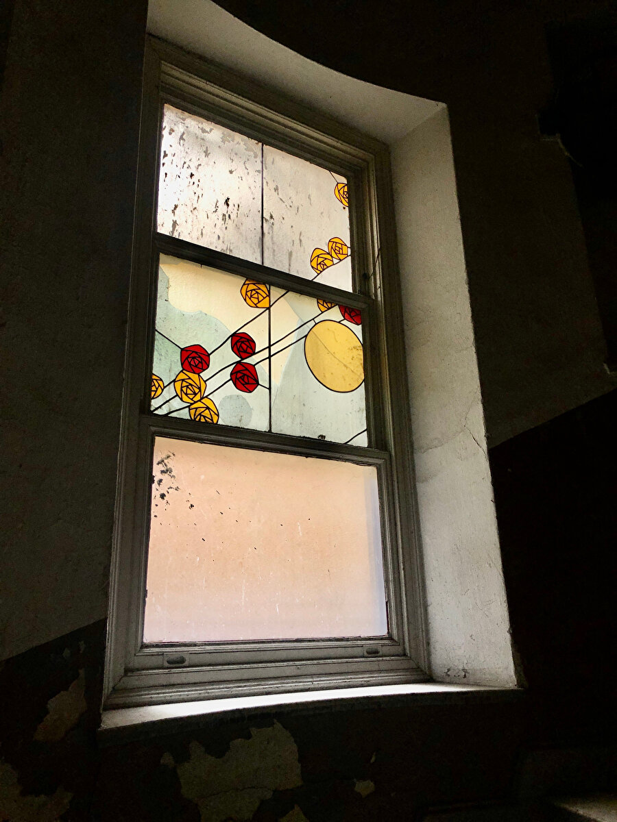 Botter Apartmanı, ikinci kat penceresindeki vitray.