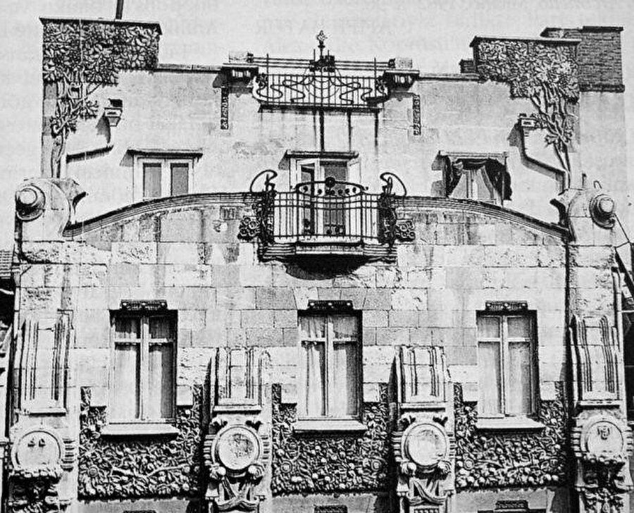 Botter Apartmanı’nın baca yüzeyindeki defne ağacı.