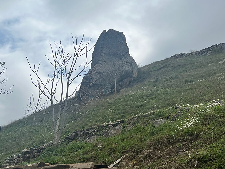 Maltepe'de yamaçtan düşen kaya parçaları mahalleliyi tedirgin ediyor