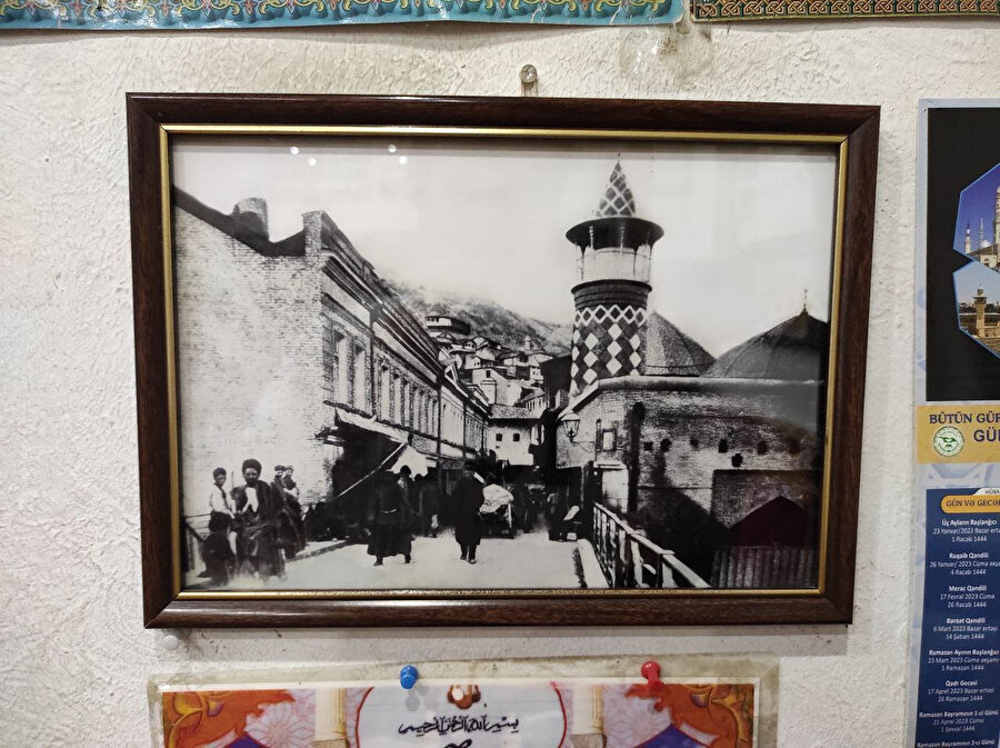 19. yüzyılda iki ayrı mescid olarak inşa edilen Cuma Mescidi’nin, eski fotoğraflarında iki kubbesi görünmektedir.
