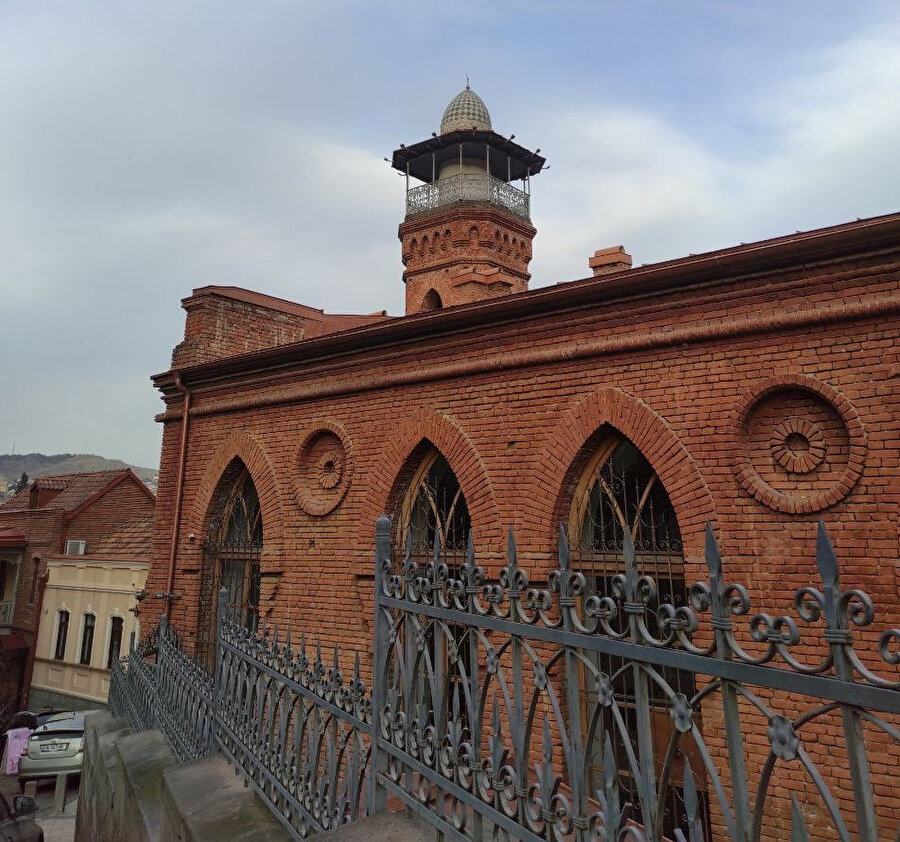 Kura Nehri yakınlarındaki kırmızı tuğlalı cami, alışıldık cami tarzının dışında bir mimarîyle inşa edilmiş.