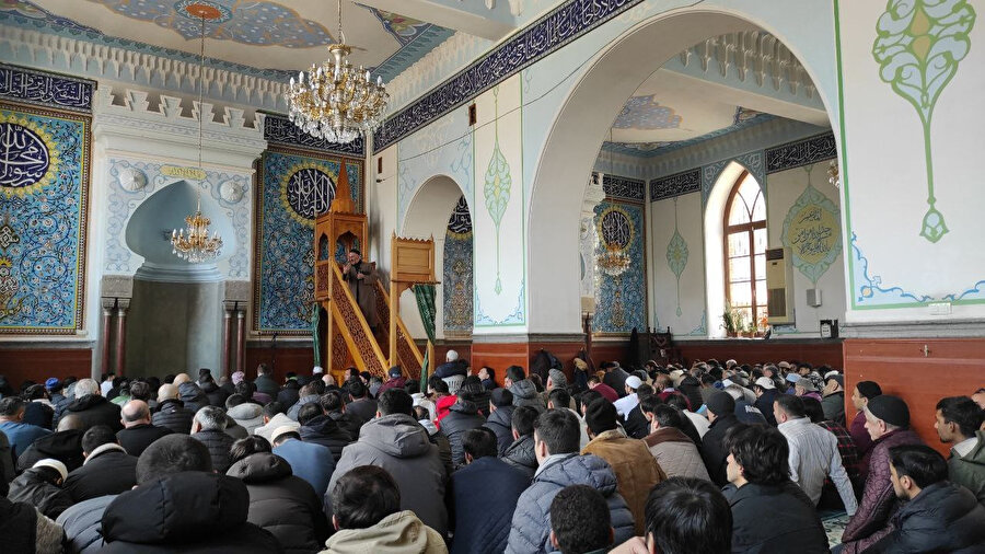 Kafkasya genelinde Şiî ve Sünnî Müslümanların birlikte ibadet ettiği sayılı dinî mekanlardan olma özelliğine sahip mescid, kapılarının her mezhebe açık olmasıyla tanınıyor.