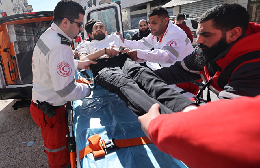 Göz yaşartıcı gaz soluyan onlarca Filistinli yaralandı.