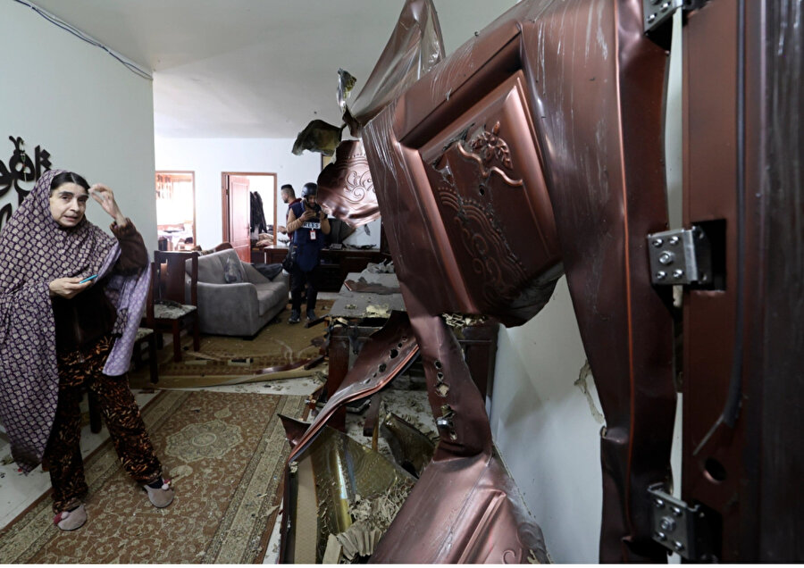 Filistinliler, baskının ardından bir evde oluşan hasarı inceliyor. 