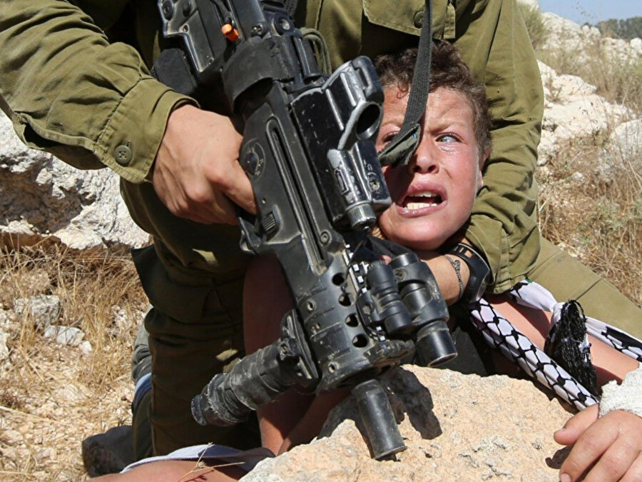 İsrail kuvvetleri her yıl yüzlerce Filistinli çocuğu hiçbir suçlama olmadan gözaltına alıyor.