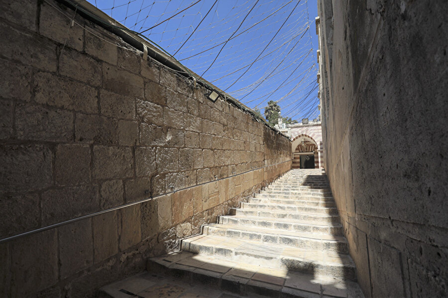 Caminin surları Roma İmparatorluğu’nun “Yahudiye’ye” atadığı Yahudi Kralı Hirodes tarafından inşa edilen binanın kalıntılarından oluşuyor.