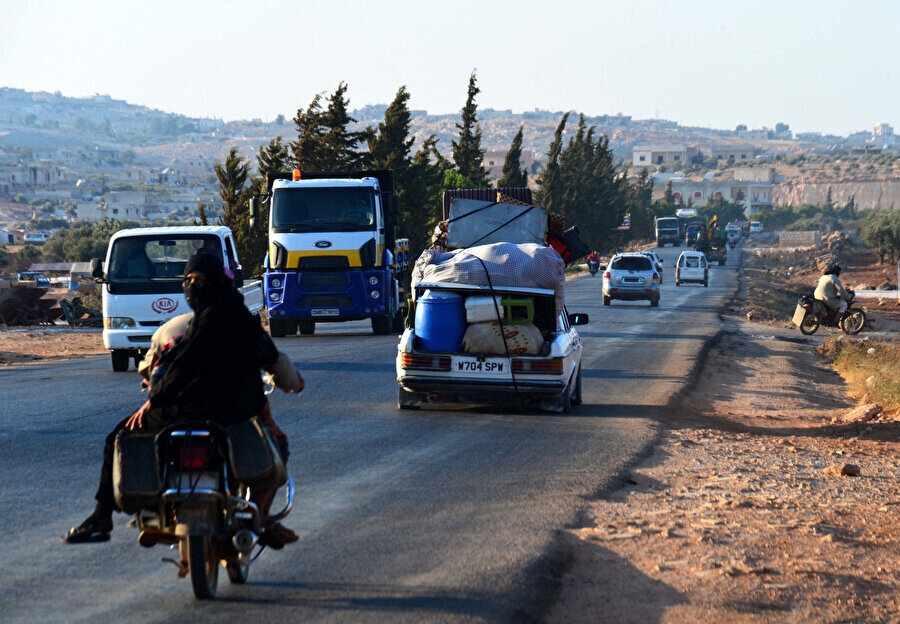 İdlib'in güneyinde yoğun saldırıya maruz kalan bölgelerde yaşayan Suriyeliler, Türkiye sınırına yakın bölgelere göç etti. Göç eden siviller, İdlib'in kuzeyinde, Suriye-Türkiye sınır hattındaki kamplarda yaşamlarını sürdürmeye devam ediyor.