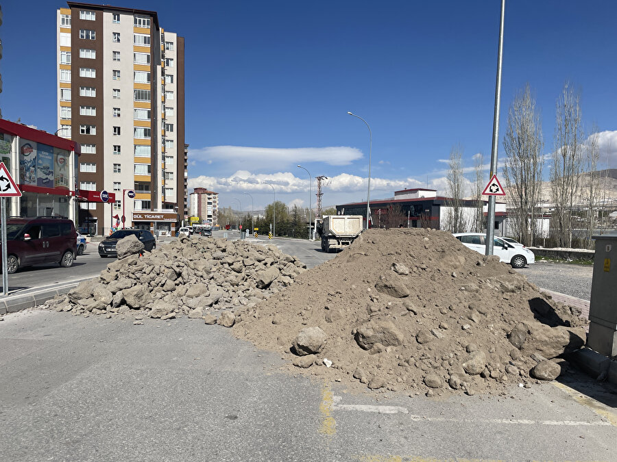 Niğde'de bir kişi, tapulu arazisinden geçtiğini iddia ettiği yolu trafiğe kapattı