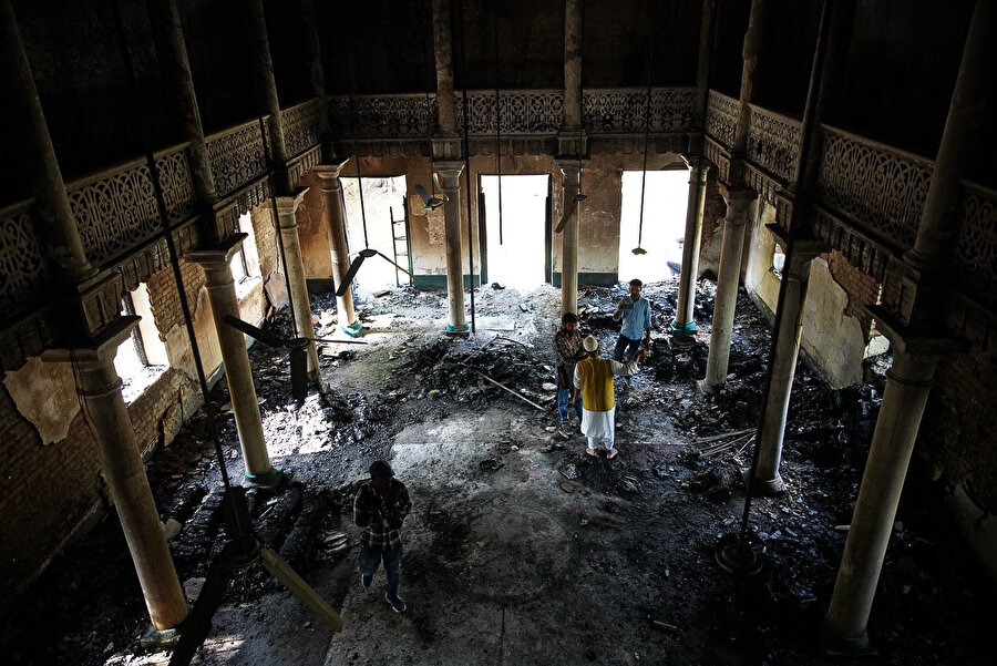 Hindutva çetelerinin saldırıları sonunda Aziziye Medresesi kullanılamaz hale geldi.