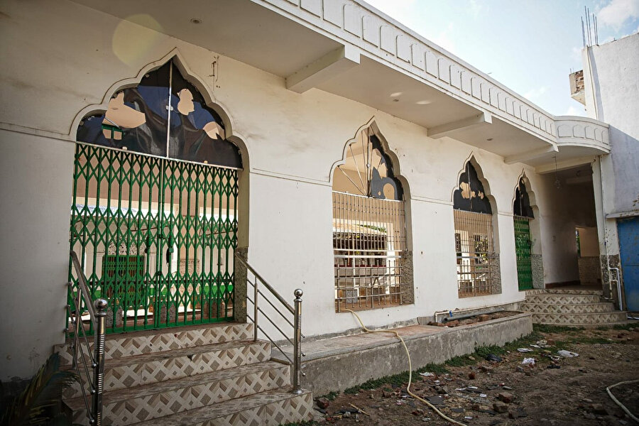 Camiye atılan taşlar nedeniyle çok sayıda pencere ve cam kırıldı. 