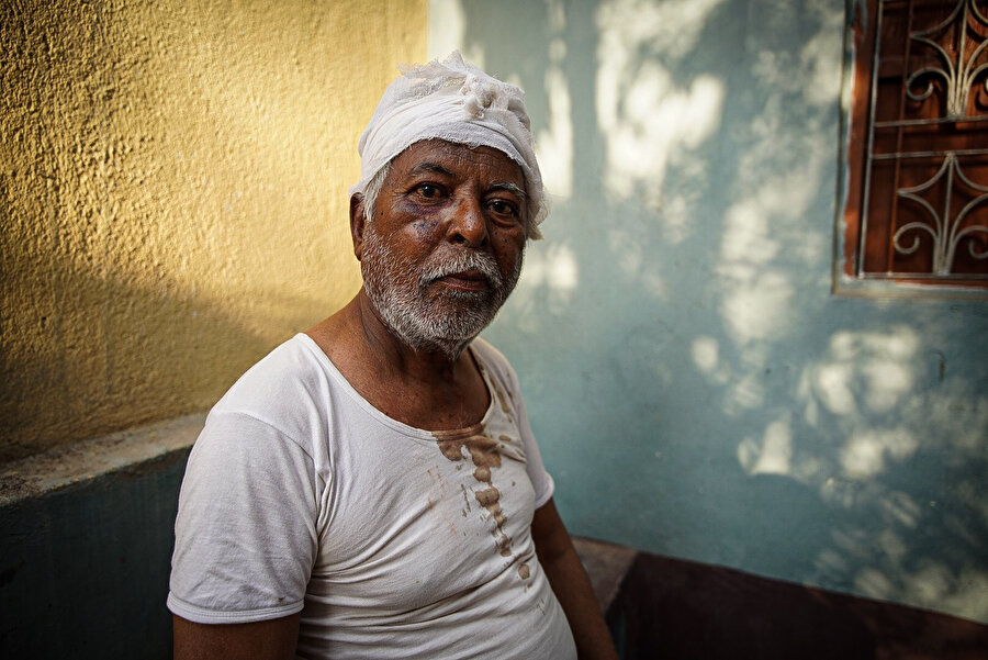 Olayı dindirmek üzere müzakerede bulunmak isteyen Muhammad Shakeel, kendisini "Jai Shree Ram" (Tanrı Ram'a selam olsun) diye bağırmaya zorlayan bir kalabalık tarafından sopalar ve kılıçlarla dövüldü.