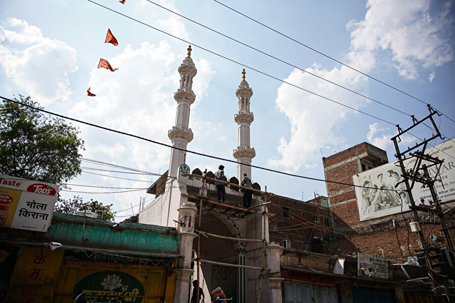 Vahşi saldırıların ardından tamir işlemleri başladı.