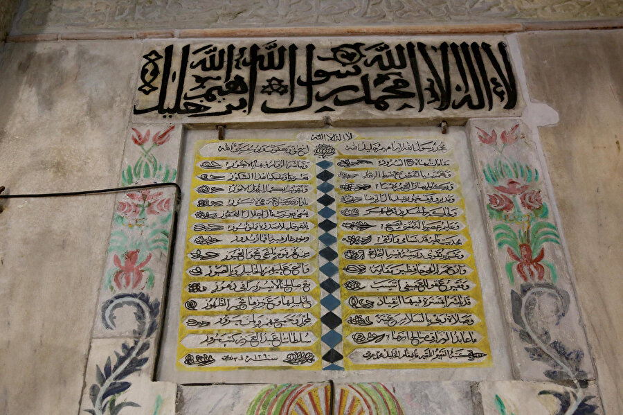 Harem-i İbrahim Camii’nde bulunan sülüs hattıyla yazılan yazıtlar.