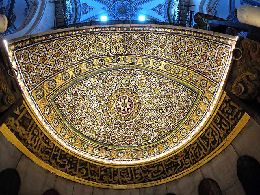 Camide bulunan bir Osmanlı süslemesi.
