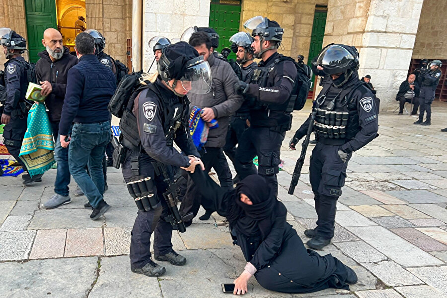 İsrail polisi, mescide sığınan ve aralarında kadınların da yer aldığı grubu coplarla saldırdı.