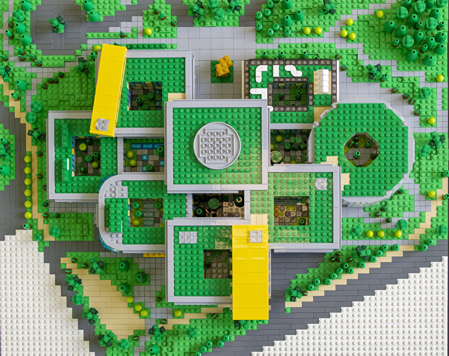 LEGO modelinde detaylara dikkat ediliyor. 