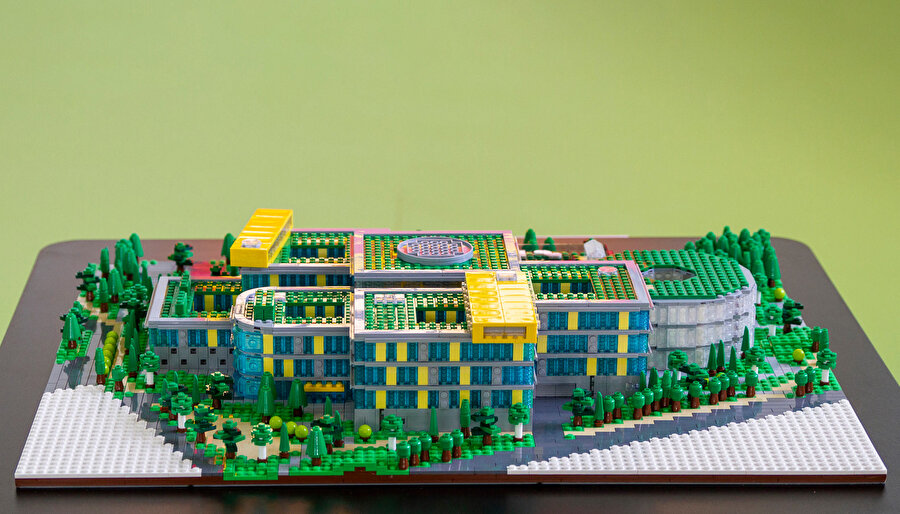 Projenin LEGO parçalarından modeli yapılıyor. 