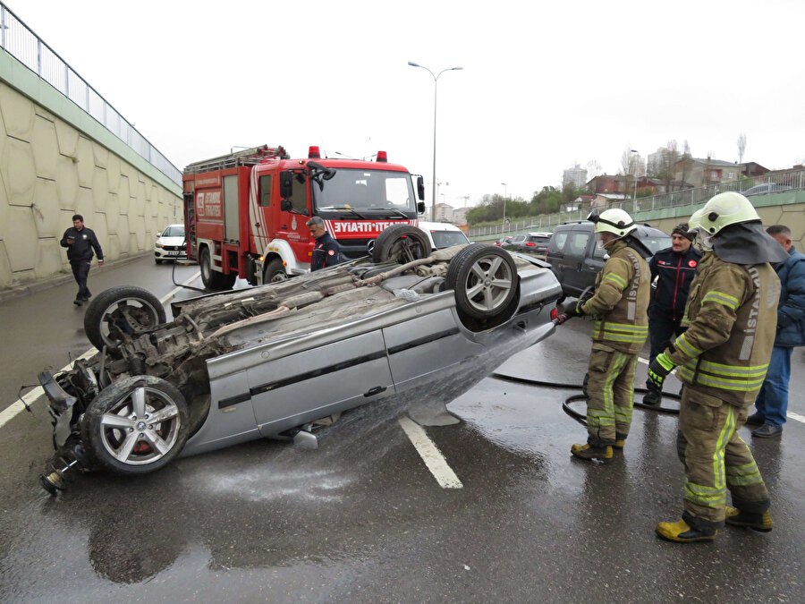 Çekmeköy'de yol ayrımındaki duvara çarpan otomobil takla attı