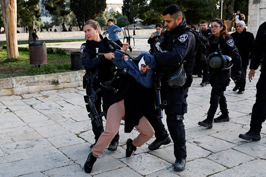 Baskınlarda, Kıble Mescidi'ne sığınan yüzlerce kişi gözaltına alındı.