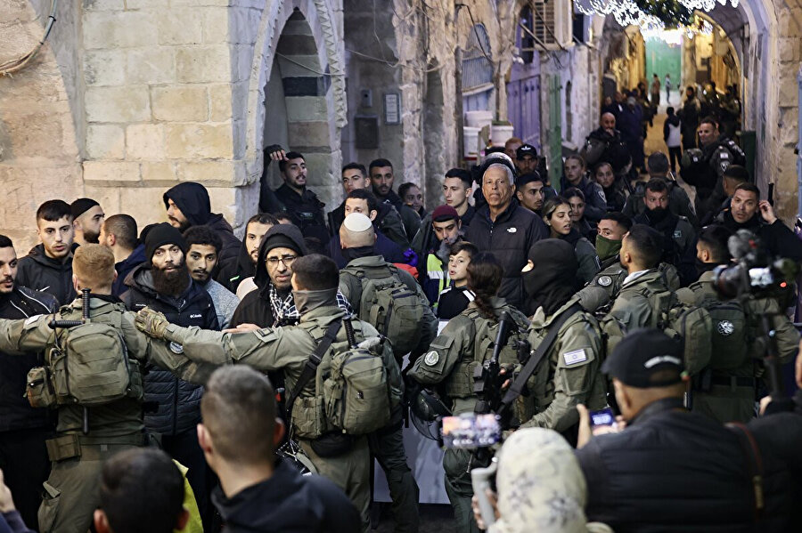 İsrail polisi, Mescid-i Aksâ'ya son 24 saat içinde üçüncü kez baskın düzenlemiş oldu.