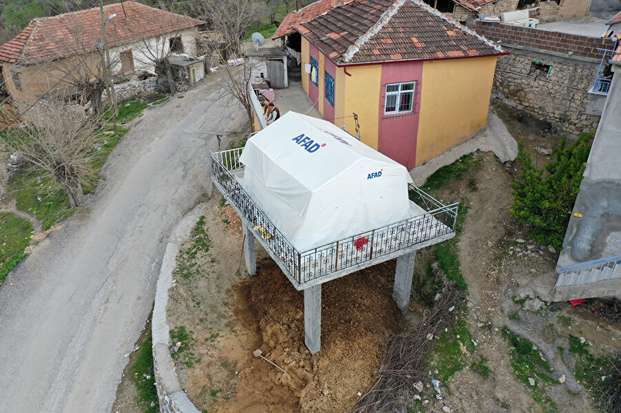 Sel korkusuyla deprem çadırını terasa kurdular