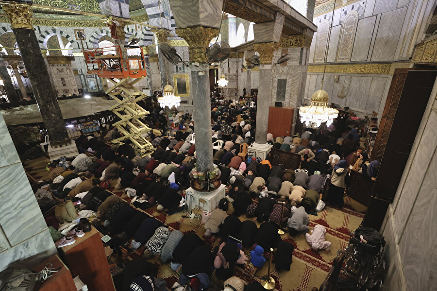 Kudüs'teki dinî mercilerden biri olan İslamî Vakıflar, Din İşleri ve Kutsal Mekanlar Meclisi, yaşanan olaylar sonrası yaptığı açıklamada, "Tüm Müslümanları ve Filistin’in köylerinden, şehirlerinden gücü yetenleri, özellikle mübarek ramazan ayı bitmeden önce Harem-i Şerif’te namaz kılarak, ibadet ederek, Kur’ân-ı Kerîm okuyarak Mescid-i Aksâ'yı imar etmeye çağırıyoruz." ifadelerine yer verdi.