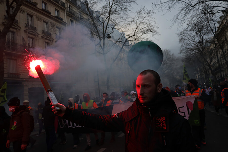 Fransa'da sular durulmuyor: Bu sefer polisler de protestolara destek veriyor