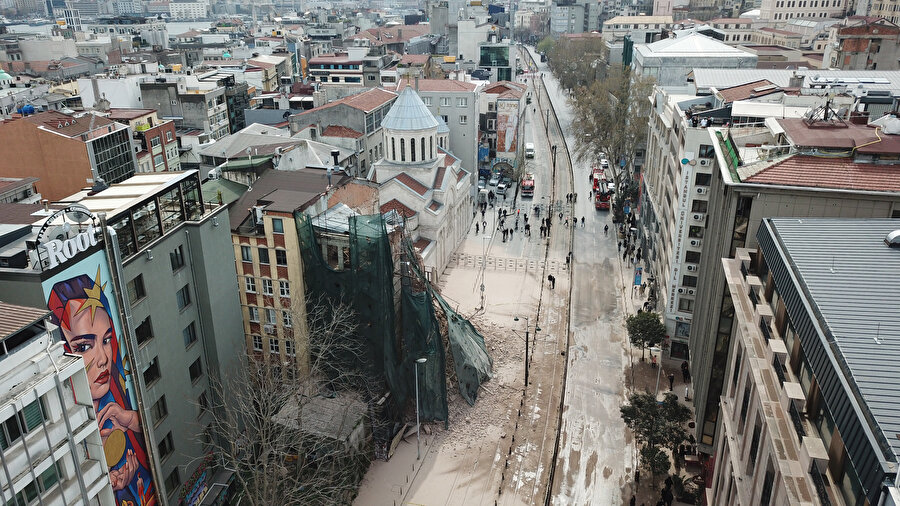 İstanbul Karaköy'de 5 katlı metruk bina tamamen çöktü