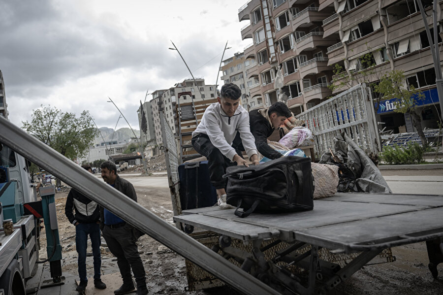 Hatay'da depremzedeler, anısı olan eşyalarına ulaşmaya çalışıyor