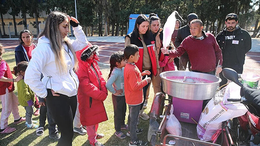 Yaşadığımız felaket çok taze olduğu için iyi ve kötü pek çok haberi bir yerlerde görmüş, okumuş olabiliriz. Ama aradan geçen aylar ve yıllara rağmen unutulmaması için insana dair iyilik haberlerinin bazılarını derledik.