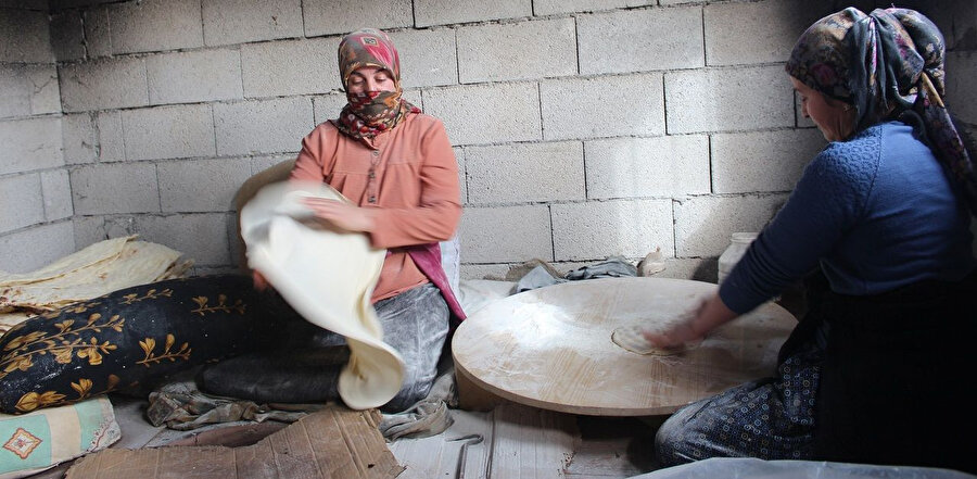 Depremzedeler için ekmek pişiren kadınlar.