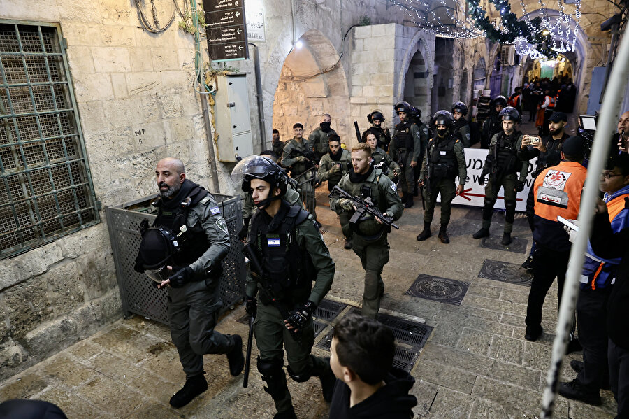 İsrail polisi Mescid-i Aksa'ya 24 saatte üç kez saldırdı