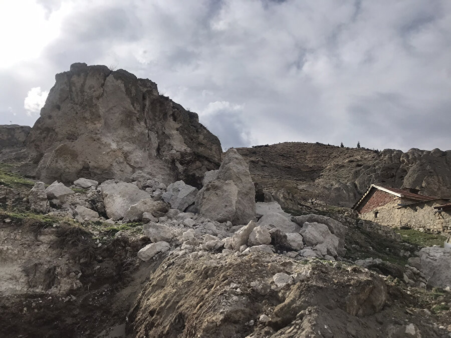 Afyon'da fay hattında bulunan dağdan kopan dev kayalar yerleşim yerine geldi