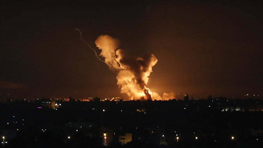 Haberlerde, İsrail'e ait savaş uçaklarının Sur kentinde bulunan er-Reşadiye etrafına en az 3 füze fırlattığı kaydedildi.