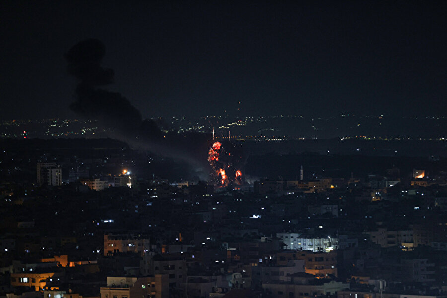İsrail savaş uçakları, abluka altındaki Gazze Şeridi'nin Gazze kentine bir dizi hava saldırısı düzenledi. Saldırı sonucu bölgeden dumanlar yükseldi.