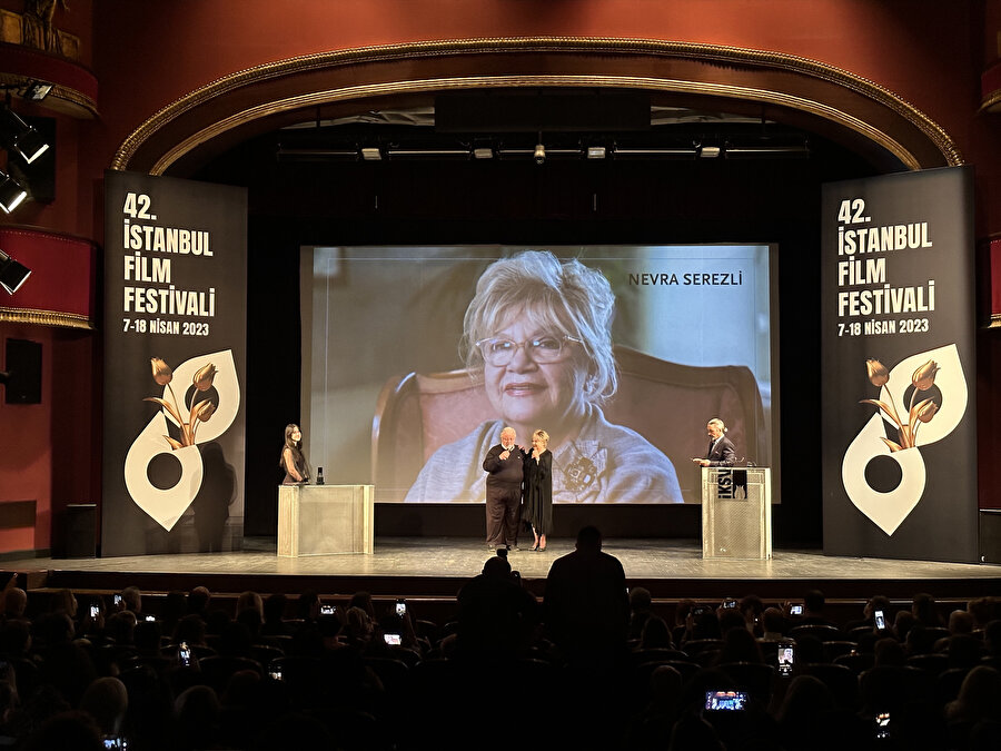 Festivalin ikinci "Sinema Onur Ödülü" Nevra Serezli'ye takdim edildi.