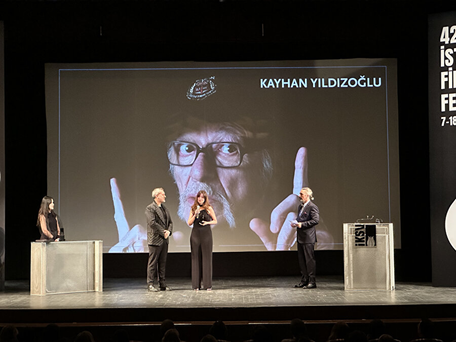 "Sinema Onur Ödülü"nün ilki oyuncu Kayhan Yıldızoğlu'na sunuldu. 
