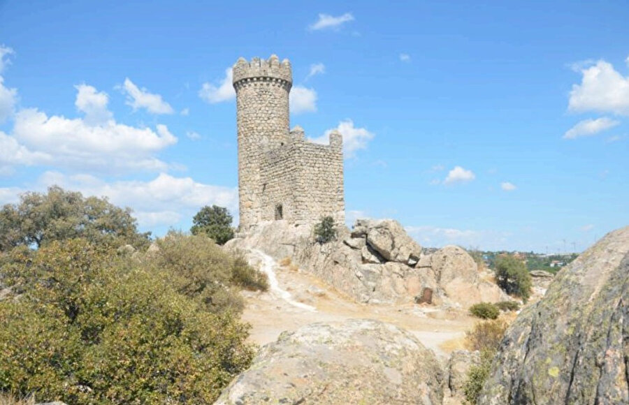 Endülüs Emevî Devleti döneminde Mecrît civarında inşa edilen, günümüzde Madrid’in yaklaşık 35 km kuzeybatısında bulunan Torrelodones’te yer alan bir gözetleme kulesi.