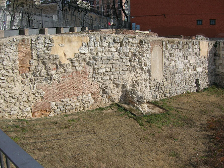 1100 yıl önce Müslüman Madrid şehrini korumak için inşa edilen Madrid Surları, günümüz Hristiyan Madridi’nde hâlâ varlığını korumaktadır, ama kalıntı olarak.